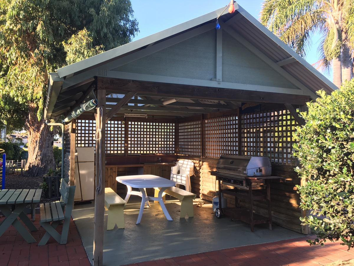 לייקס אינטרנס Lazy Acre Log Cabins מראה חיצוני תמונה