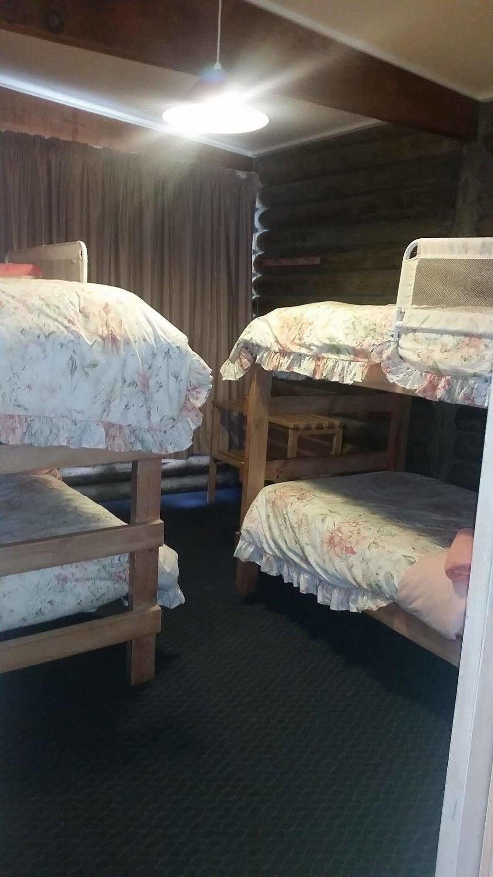 לייקס אינטרנס Lazy Acre Log Cabins מראה חיצוני תמונה