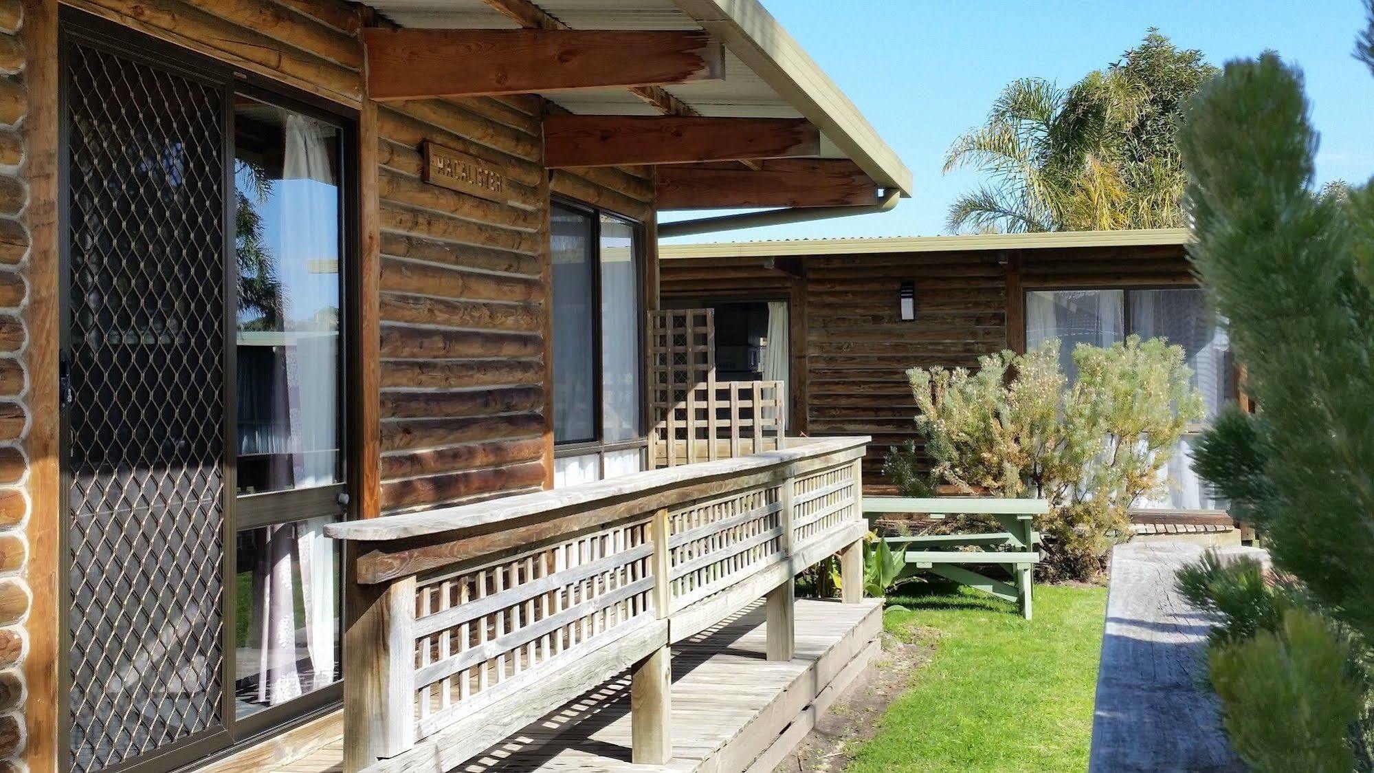 לייקס אינטרנס Lazy Acre Log Cabins מראה חיצוני תמונה