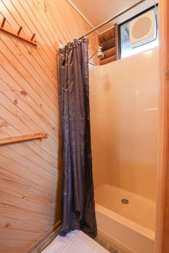 לייקס אינטרנס Lazy Acre Log Cabins מראה חיצוני תמונה